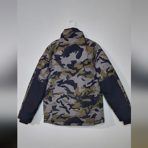 I am selling a Canada Goose military style jacket, it is size M, it is new - Picture 3 of 7